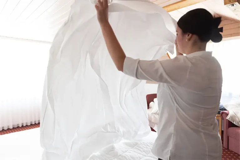 Changing bed linen when preparing a hotel room at the Hotel Schlössli Ipsach
