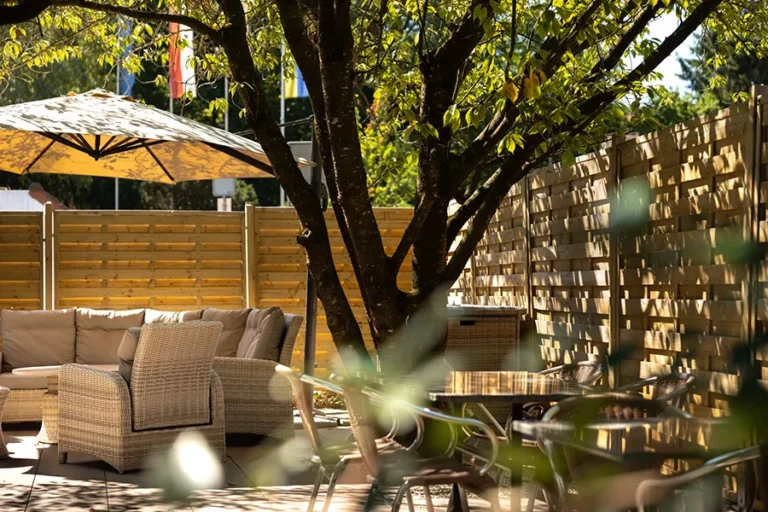 Der Garten und die Terrasse im Hotel Schlössli Ipsach unter den Bäumen
