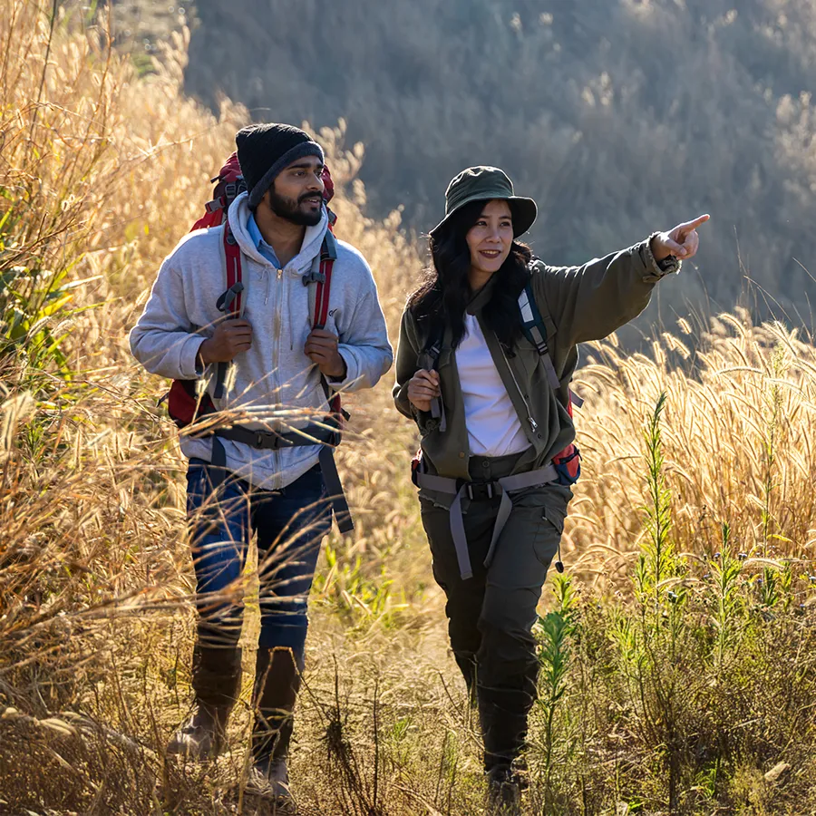 Zwei Personen wandern in der Bielersee Region