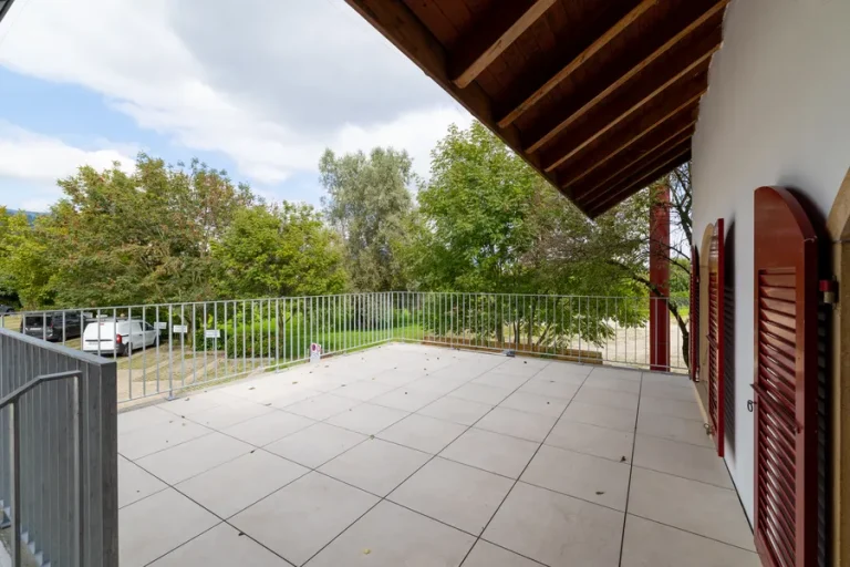 Balkon einer möblierten Wohnung für längere Aufenthalte