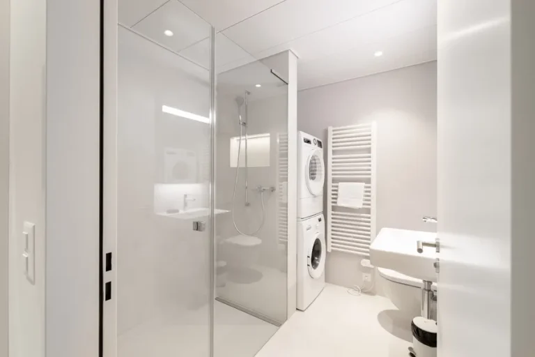 Badezimmer einer möblierten Wohnung für Wohnen auf Zeit im Hotel Schlössli Ipsach mit Waschmaschine und Tumbler